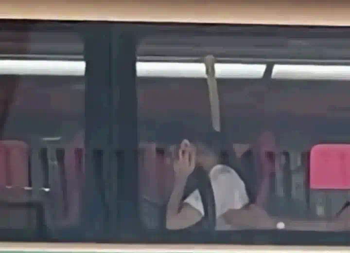 老野伸手摸人地個波被拉
