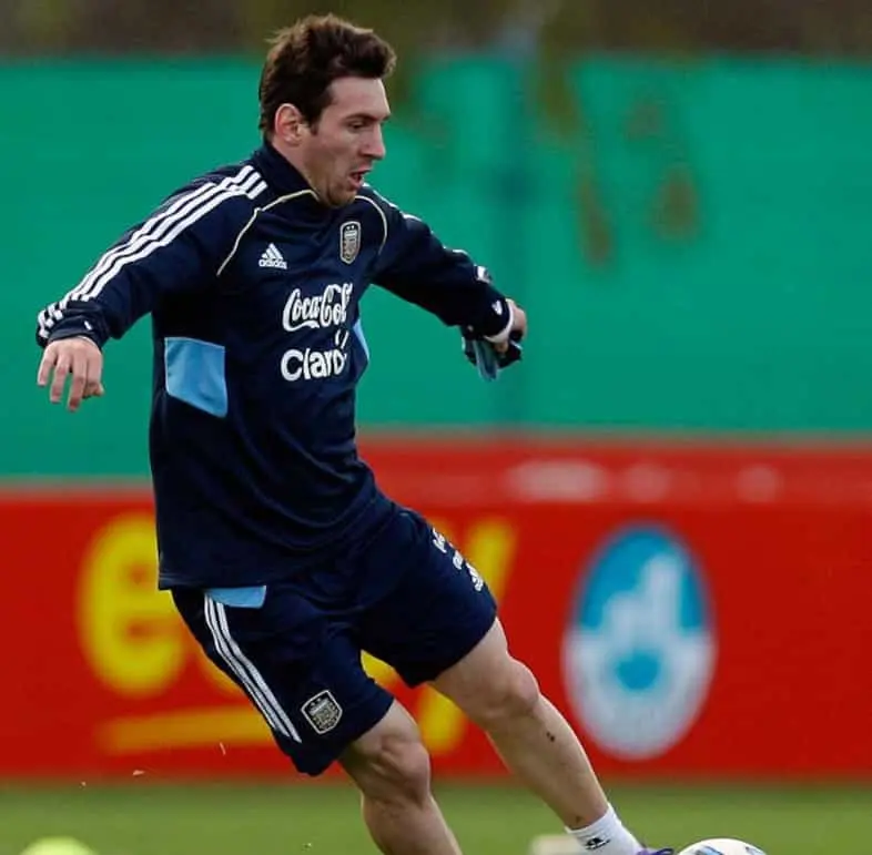 利安奴·美斯( Lionel Messi )的奮鬥史:從羅薩里奧小男孩到足球傳奇